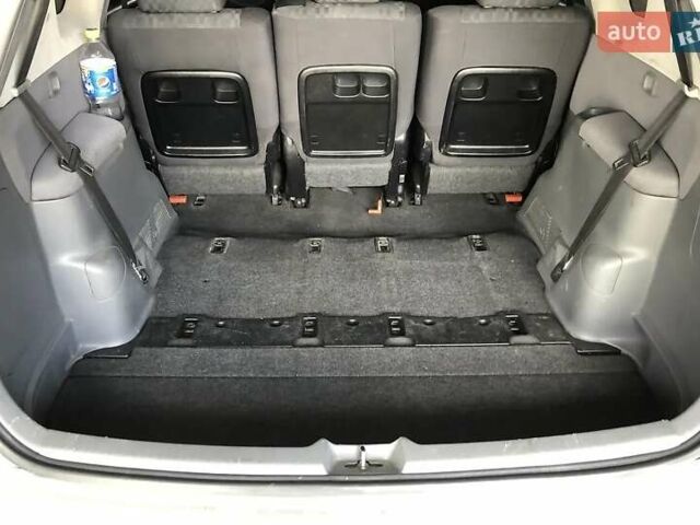 Серый Тойота Авенсис Версо, объемом двигателя 2 л и пробегом 340 тыс. км за 4900 $, фото 4 на Automoto.ua