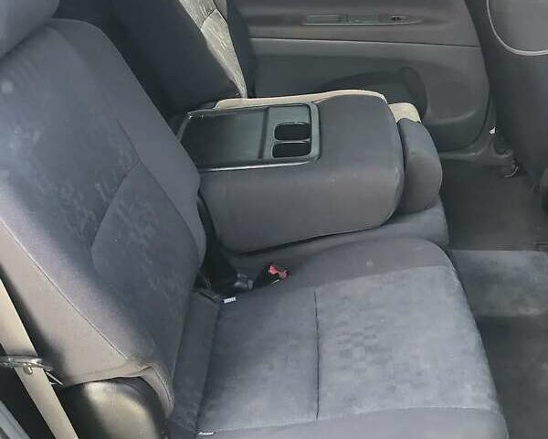 Серый Тойота Авенсис Версо, объемом двигателя 2 л и пробегом 340 тыс. км за 4900 $, фото 1 на Automoto.ua