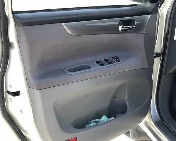 Серый Тойота Авенсис Версо, объемом двигателя 2 л и пробегом 340 тыс. км за 4900 $, фото 8 на Automoto.ua