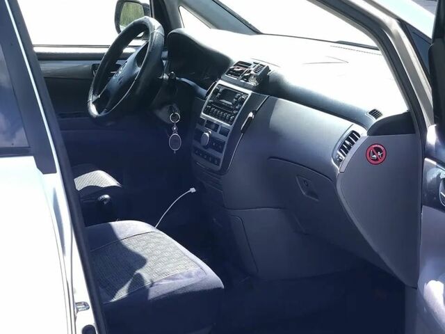 Сірий Тойота Авенсіс Версо, об'ємом двигуна 2 л та пробігом 340 тис. км за 4900 $, фото 5 на Automoto.ua