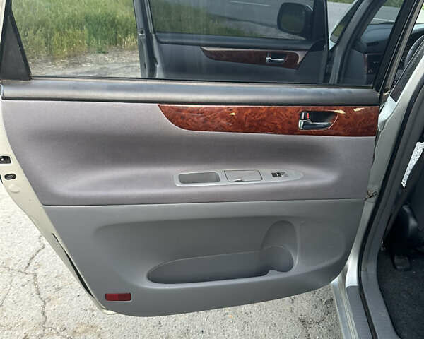 Сірий Тойота Авенсіс Версо, об'ємом двигуна 2 л та пробігом 250 тис. км за 5100 $, фото 47 на Automoto.ua