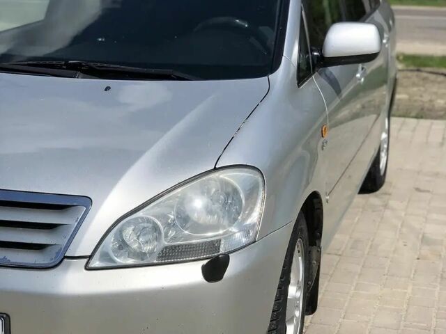 Сірий Тойота Авенсіс Версо, об'ємом двигуна 2 л та пробігом 340 тис. км за 4900 $, фото 1 на Automoto.ua