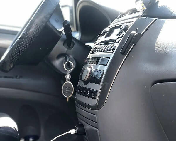 Серый Тойота Авенсис Версо, объемом двигателя 2 л и пробегом 340 тыс. км за 4900 $, фото 6 на Automoto.ua