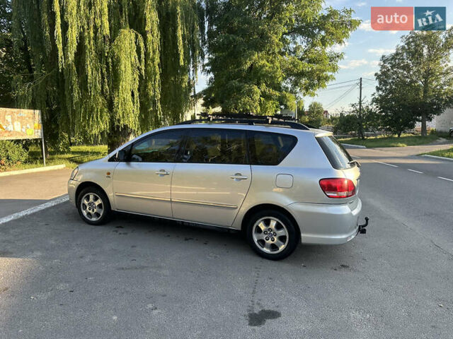 Сірий Тойота Авенсіс Версо, об'ємом двигуна 2 л та пробігом 250 тис. км за 5100 $, фото 1 на Automoto.ua