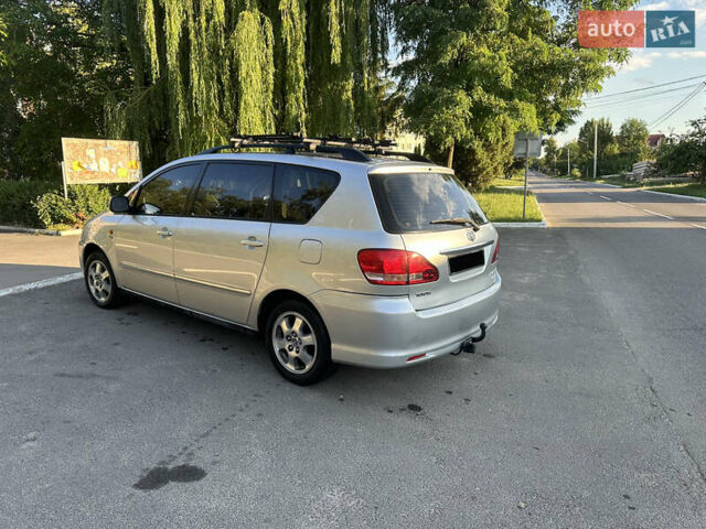 Сірий Тойота Авенсіс Версо, об'ємом двигуна 2 л та пробігом 250 тис. км за 5100 $, фото 2 на Automoto.ua