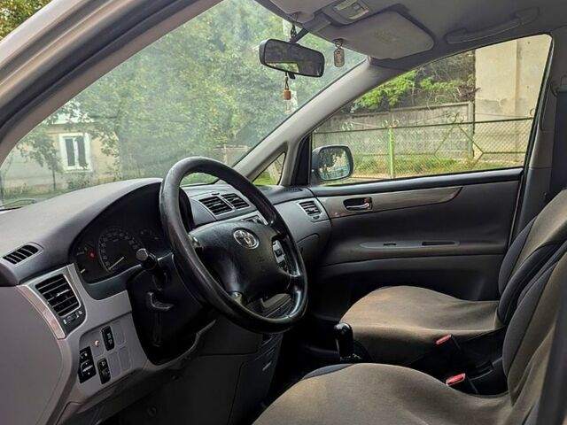 Серый Тойота Авенсис Версо, объемом двигателя 2 л и пробегом 395 тыс. км за 5250 $, фото 1 на Automoto.ua