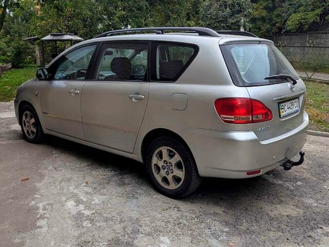 Серый Тойота Авенсис Версо, объемом двигателя 2 л и пробегом 395 тыс. км за 5250 $, фото 2 на Automoto.ua