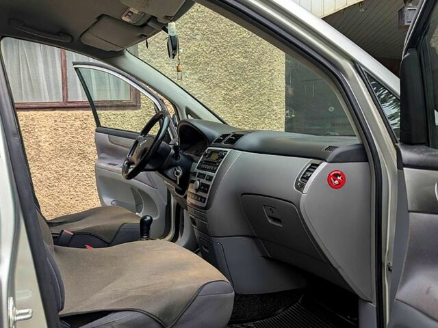 Серый Тойота Авенсис Версо, объемом двигателя 2 л и пробегом 395 тыс. км за 5250 $, фото 6 на Automoto.ua