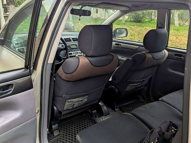 Серый Тойота Авенсис Версо, объемом двигателя 2 л и пробегом 395 тыс. км за 5250 $, фото 11 на Automoto.ua