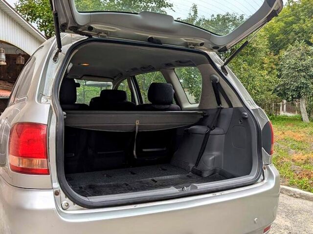 Серый Тойота Авенсис Версо, объемом двигателя 2 л и пробегом 395 тыс. км за 5250 $, фото 3 на Automoto.ua