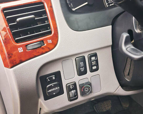 Серый Тойота Авенсис Версо, объемом двигателя 2 л и пробегом 278 тыс. км за 7400 $, фото 22 на Automoto.ua