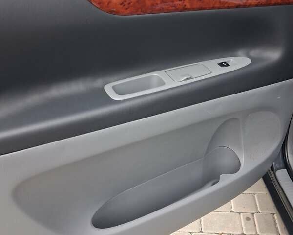 Серый Тойота Авенсис Версо, объемом двигателя 2 л и пробегом 278 тыс. км за 7400 $, фото 13 на Automoto.ua