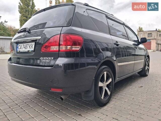 Серый Тойота Авенсис Версо, объемом двигателя 2 л и пробегом 278 тыс. км за 7400 $, фото 4 на Automoto.ua