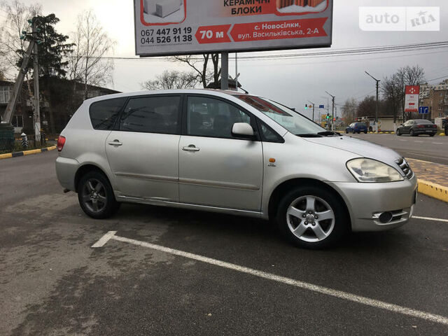 Сірий Тойота Авенсіс Версо, об'ємом двигуна 2 л та пробігом 235 тис. км за 6000 $, фото 3 на Automoto.ua