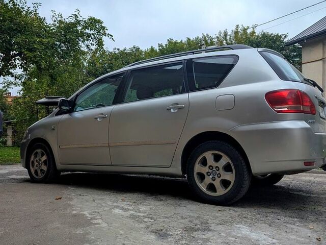 Серый Тойота Авенсис Версо, объемом двигателя 2 л и пробегом 395 тыс. км за 5250 $, фото 4 на Automoto.ua