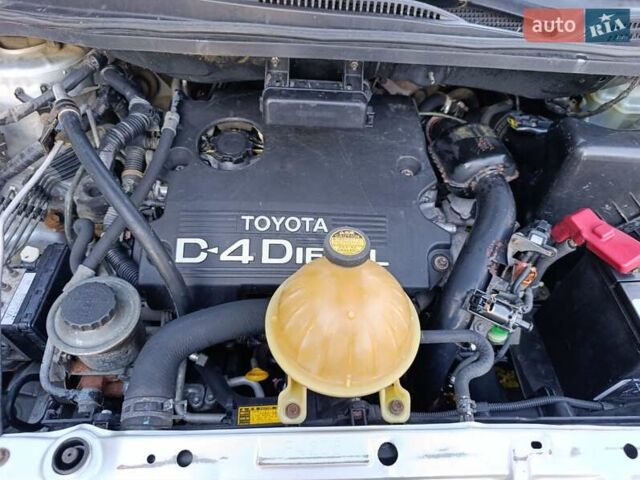 Серый Тойота Авенсис Версо, объемом двигателя 2 л и пробегом 370 тыс. км за 5500 $, фото 1 на Automoto.ua