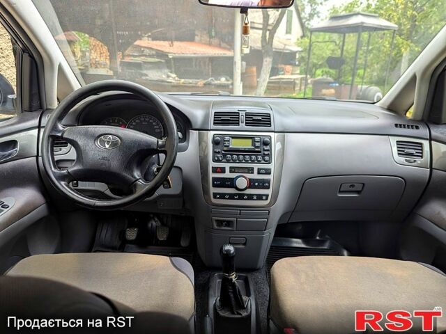 Серый Тойота Авенсис Версо, объемом двигателя 2 л и пробегом 395 тыс. км за 5250 $, фото 12 на Automoto.ua