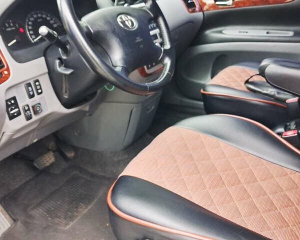 Серый Тойота Авенсис Версо, объемом двигателя 2 л и пробегом 278 тыс. км за 7400 $, фото 23 на Automoto.ua