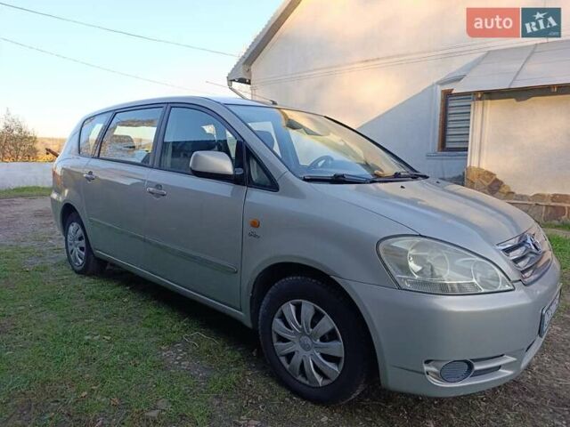 Серый Тойота Авенсис Версо, объемом двигателя 2 л и пробегом 370 тыс. км за 5500 $, фото 2 на Automoto.ua