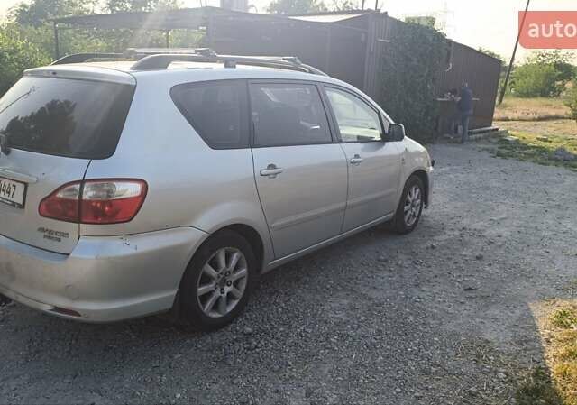 Серый Тойота Авенсис Версо, объемом двигателя 2 л и пробегом 231 тыс. км за 6300 $, фото 2 на Automoto.ua