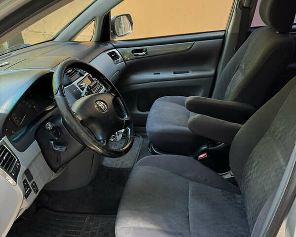 Серый Тойота Авенсис Версо, объемом двигателя 2 л и пробегом 226 тыс. км за 6500 $, фото 7 на Automoto.ua