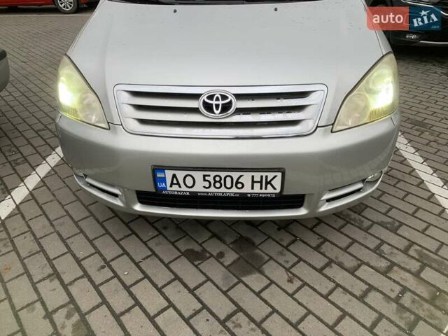 Серый Тойота Авенсис Версо, объемом двигателя 2 л и пробегом 256 тыс. км за 5500 $, фото 1 на Automoto.ua