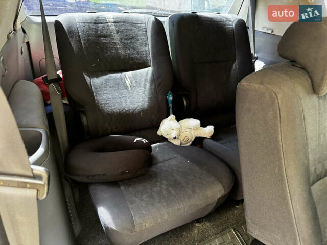 Серый Тойота Авенсис Версо, объемом двигателя 2 л и пробегом 226 тыс. км за 6500 $, фото 4 на Automoto.ua