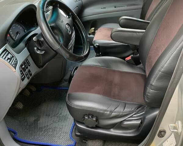 Серый Тойота Авенсис Версо, объемом двигателя 2 л и пробегом 256 тыс. км за 5500 $, фото 12 на Automoto.ua