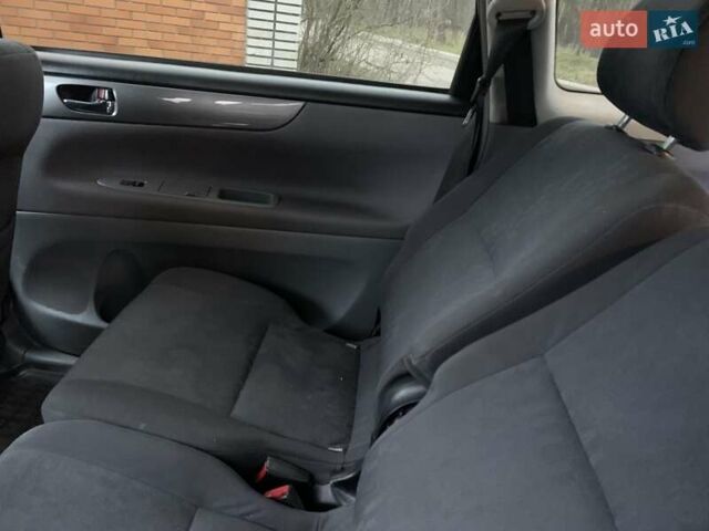 Серый Тойота Авенсис Версо, объемом двигателя 2 л и пробегом 267 тыс. км за 3880 $, фото 5 на Automoto.ua