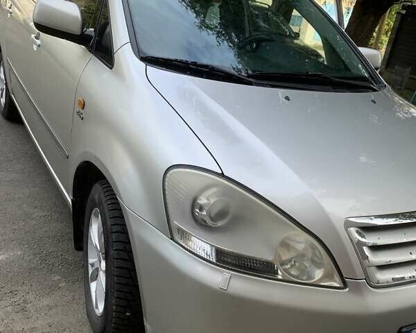 Серый Тойота Авенсис Версо, объемом двигателя 2 л и пробегом 256 тыс. км за 5500 $, фото 4 на Automoto.ua