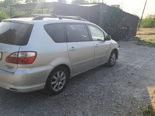 Серый Тойота Авенсис Версо, объемом двигателя 2 л и пробегом 231 тыс. км за 5600 $, фото 2 на Automoto.ua