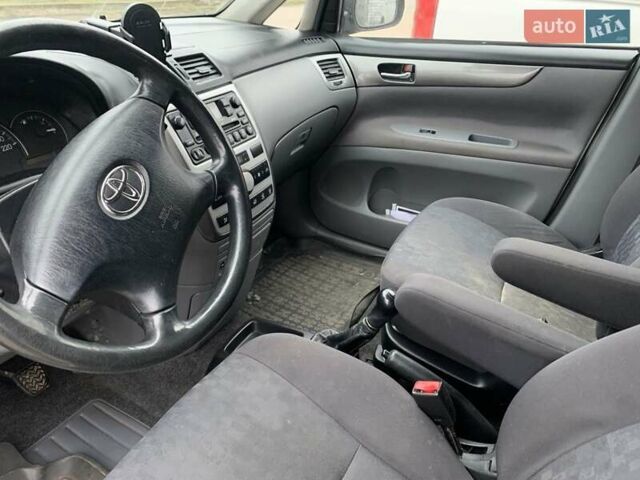 Серый Тойота Авенсис Версо, объемом двигателя 2 л и пробегом 267 тыс. км за 3880 $, фото 7 на Automoto.ua