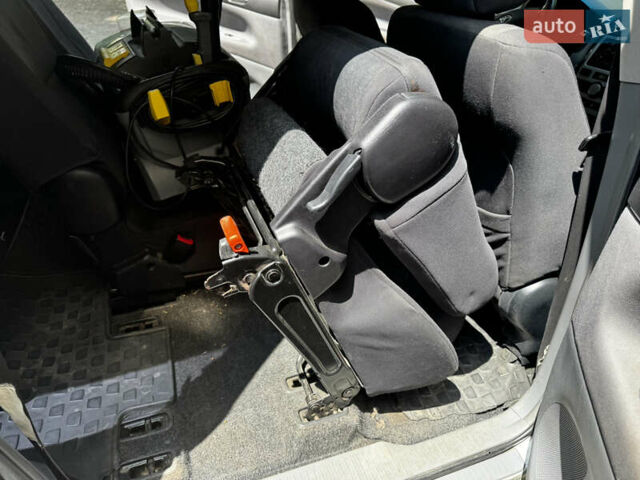 Серый Тойота Авенсис Версо, объемом двигателя 2 л и пробегом 226 тыс. км за 6500 $, фото 3 на Automoto.ua