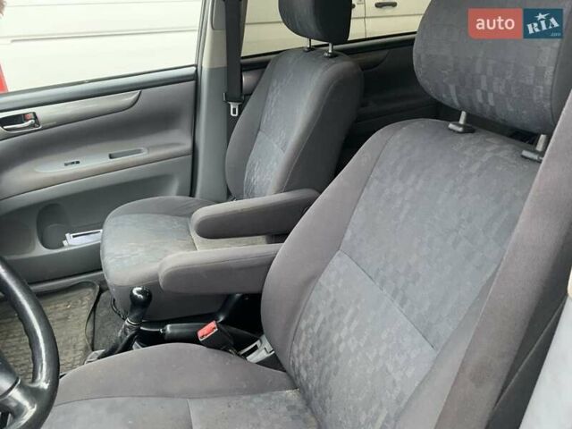 Серый Тойота Авенсис Версо, объемом двигателя 2 л и пробегом 267 тыс. км за 3880 $, фото 8 на Automoto.ua