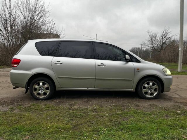 Серый Тойота Авенсис Версо, объемом двигателя 2 л и пробегом 330 тыс. км за 5249 $, фото 4 на Automoto.ua