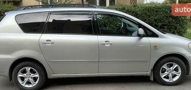 Серый Тойота Авенсис Версо, объемом двигателя 2 л и пробегом 256 тыс. км за 5500 $, фото 5 на Automoto.ua