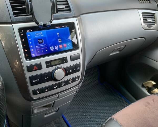 Серый Тойота Авенсис Версо, объемом двигателя 2 л и пробегом 256 тыс. км за 5500 $, фото 11 на Automoto.ua