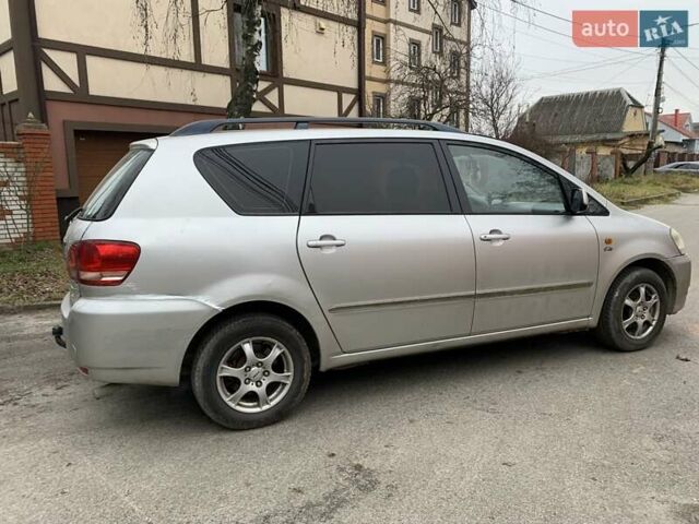 Серый Тойота Авенсис Версо, объемом двигателя 2 л и пробегом 267 тыс. км за 3880 $, фото 2 на Automoto.ua