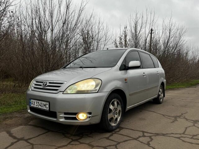 Серый Тойота Авенсис Версо, объемом двигателя 2 л и пробегом 330 тыс. км за 5249 $, фото 2 на Automoto.ua