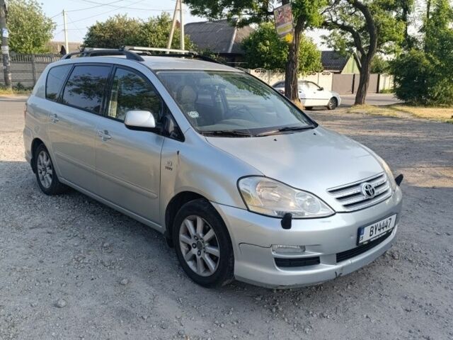 Серый Тойота Авенсис Версо, объемом двигателя 2 л и пробегом 231 тыс. км за 5600 $, фото 1 на Automoto.ua