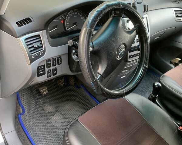 Серый Тойота Авенсис Версо, объемом двигателя 2 л и пробегом 256 тыс. км за 5500 $, фото 7 на Automoto.ua