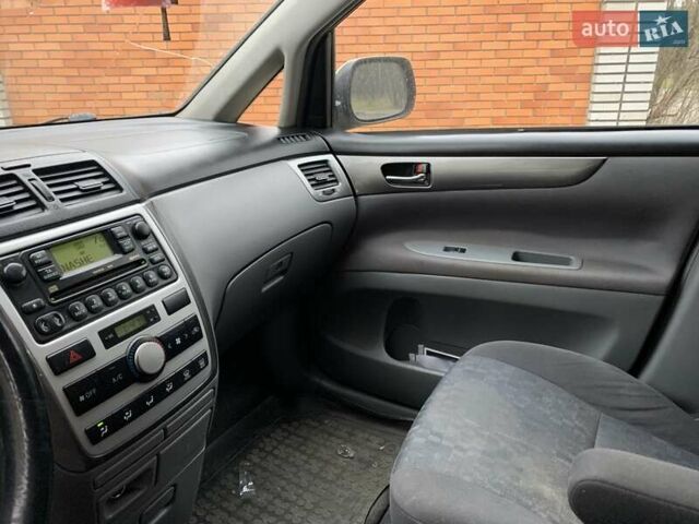 Серый Тойота Авенсис Версо, объемом двигателя 2 л и пробегом 267 тыс. км за 3880 $, фото 6 на Automoto.ua