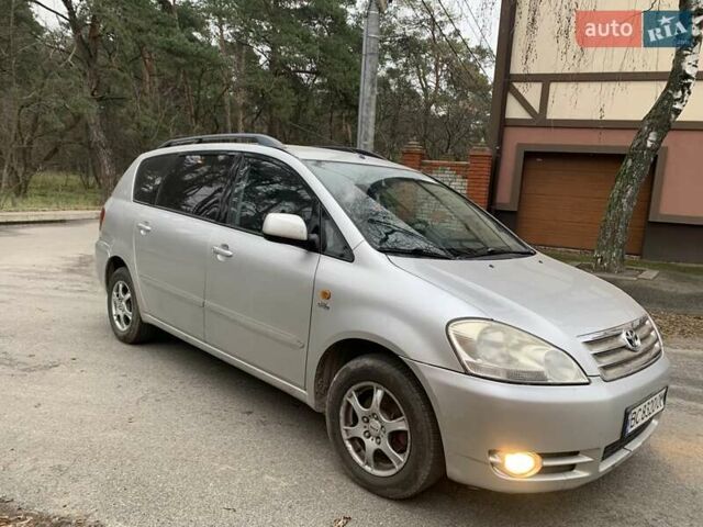 Серый Тойота Авенсис Версо, объемом двигателя 2 л и пробегом 267 тыс. км за 3880 $, фото 1 на Automoto.ua