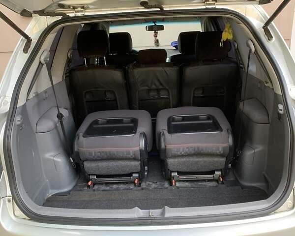 Серый Тойота Авенсис Версо, объемом двигателя 2 л и пробегом 256 тыс. км за 5500 $, фото 16 на Automoto.ua