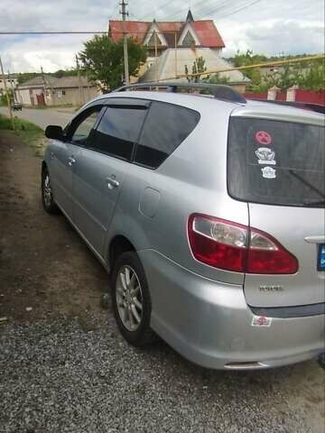 Серый Тойота Авенсис Версо, объемом двигателя 2 л и пробегом 240 тыс. км за 5100 $, фото 4 на Automoto.ua