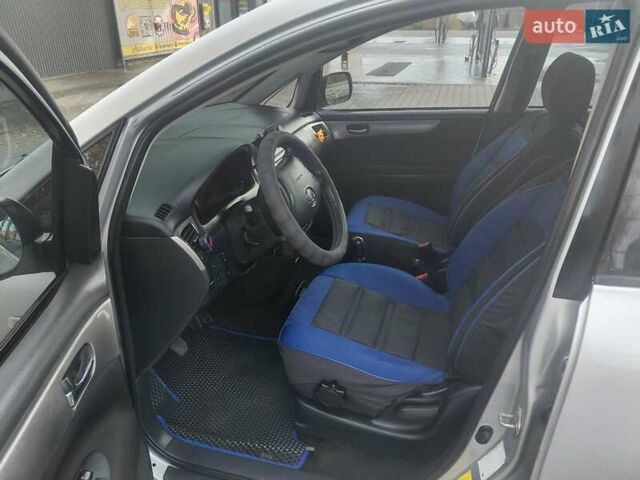 Серый Тойота Авенсис Версо, объемом двигателя 2 л и пробегом 273 тыс. км за 5700 $, фото 9 на Automoto.ua