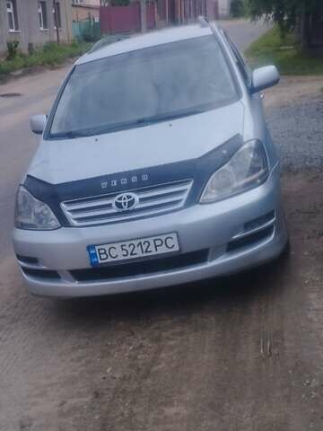 Серый Тойота Авенсис Версо, объемом двигателя 2 л и пробегом 240 тыс. км за 5100 $, фото 1 на Automoto.ua