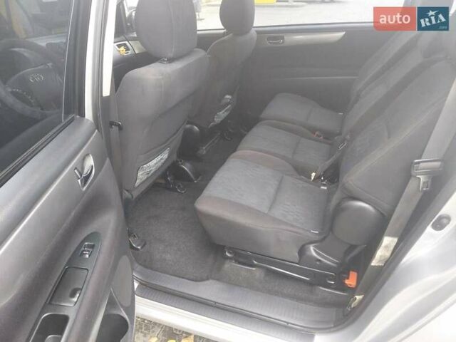 Серый Тойота Авенсис Версо, объемом двигателя 2 л и пробегом 273 тыс. км за 5700 $, фото 1 на Automoto.ua