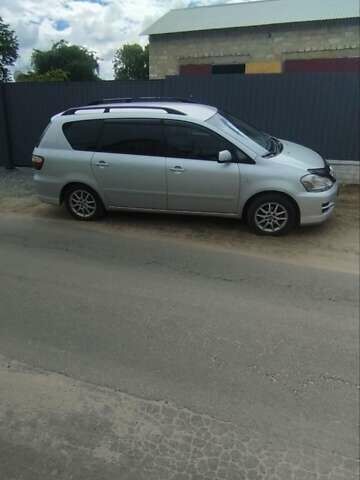 Серый Тойота Авенсис Версо, объемом двигателя 2 л и пробегом 240 тыс. км за 5100 $, фото 3 на Automoto.ua