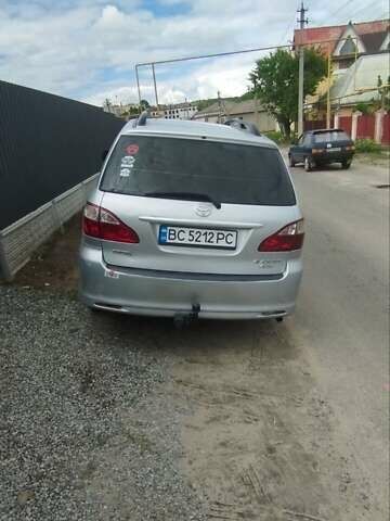 Серый Тойота Авенсис Версо, объемом двигателя 2 л и пробегом 240 тыс. км за 5100 $, фото 2 на Automoto.ua